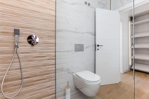 Casa independiente en plaza Alfarella. Sector 13