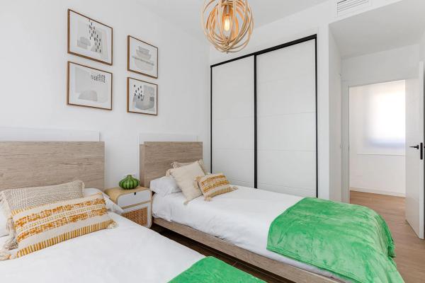 Casa independiente en plaza Alfarella. Sector 13