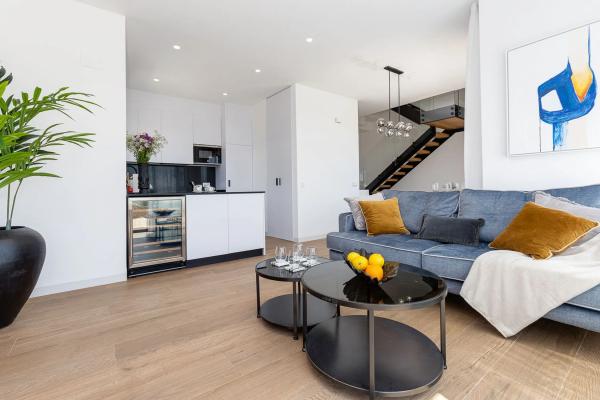 Casa independiente en plaza Alfarella. Sector 13