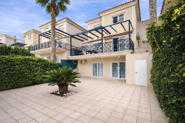 Chalet adosado en avenida Serra D'Aitana, 18