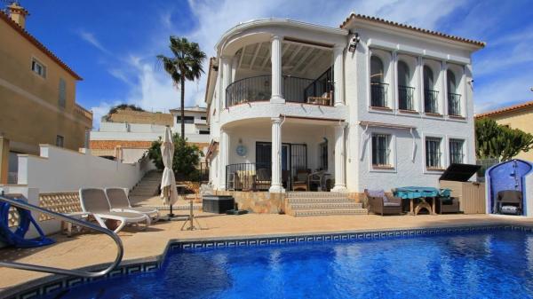 Casa independiente en calle Helsinki