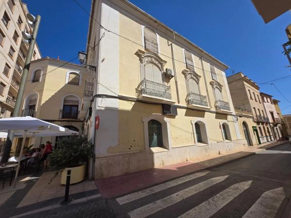 Casa independiente en plaza de la Sala