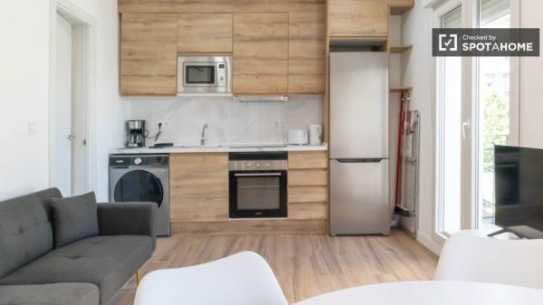 Piso de 4 habitaciones en alquiler en Puerta del Ángel