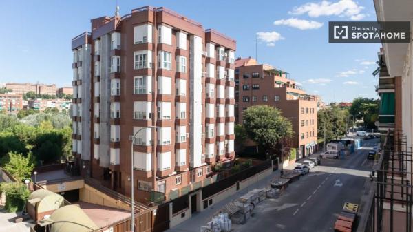 Piso de 4 habitaciones en alquiler en Puerta del Ángel