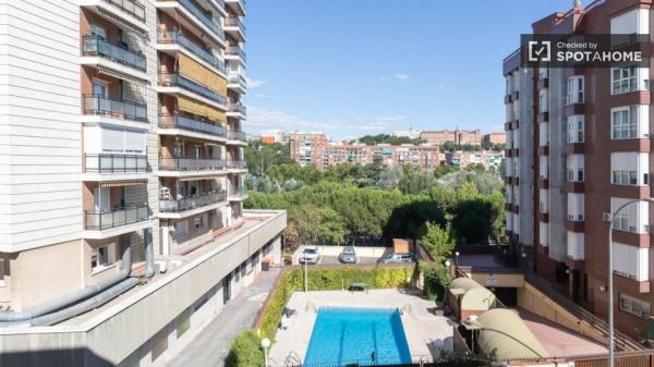 Piso de 4 habitaciones en alquiler en Puerta del Ángel