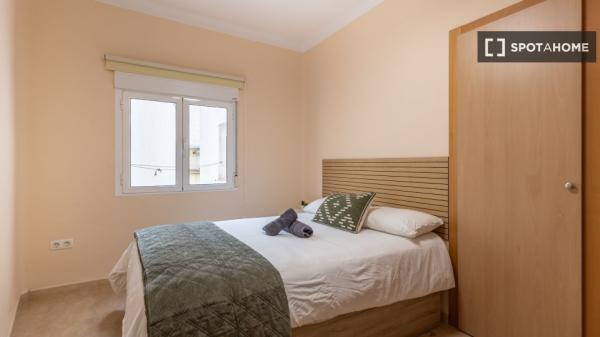 Se alquila habitación en piso compartido de 6 habitaciones en Camino de Ronda