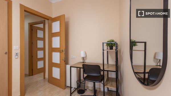 Se alquila habitación en piso compartido de 6 habitaciones en Camino de Ronda