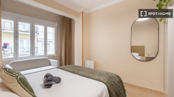 Se alquila habitación en piso compartido de 6 habitaciones en Camino de Ronda