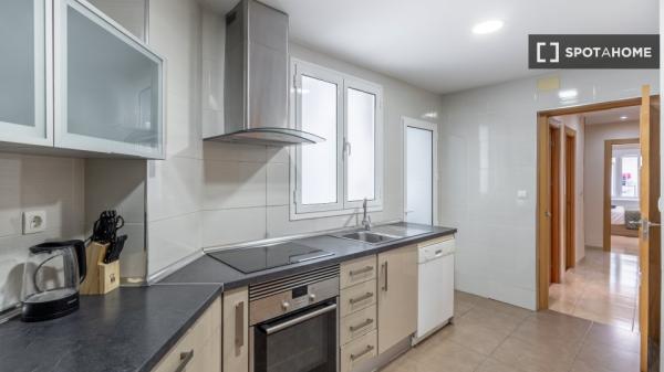 Se alquila habitación en piso compartido de 6 habitaciones en Camino de Ronda