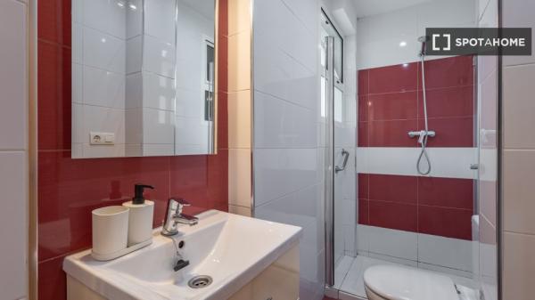 Se alquila habitación en piso compartido de 6 habitaciones en Camino de Ronda