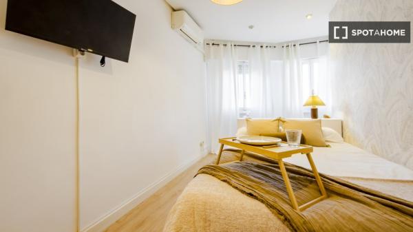 Se alquila habitación en piso compartido de 6 habitaciones, El Viso