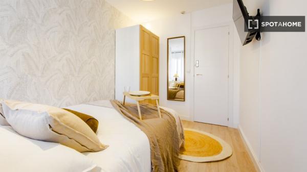 Se alquila habitación en piso compartido de 6 habitaciones, El Viso