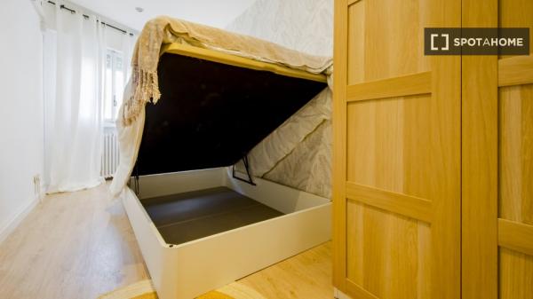 Se alquila habitación en piso compartido de 6 habitaciones, El Viso