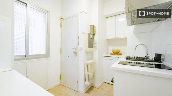 Se alquila habitación en piso compartido de 6 habitaciones, El Viso