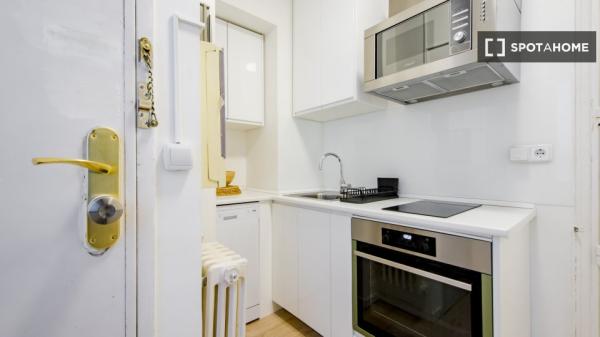 Se alquila habitación en piso compartido de 6 habitaciones, El Viso