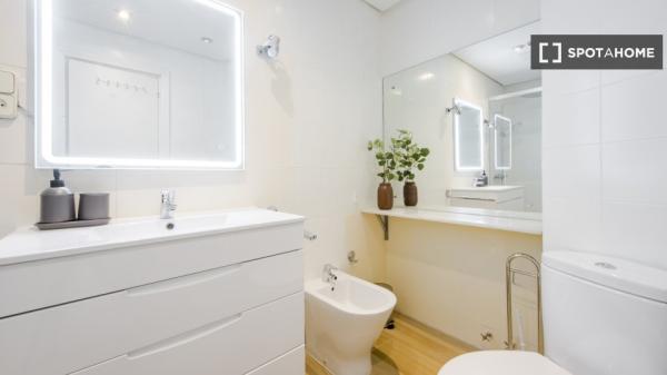 Se alquila habitación en piso compartido de 6 habitaciones, El Viso