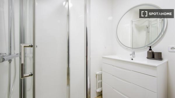 Se alquila habitación en piso compartido de 6 habitaciones, El Viso