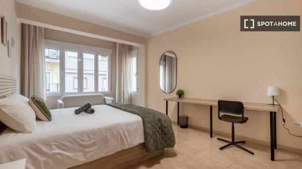 Chambre à louer dans un appartement partagé de 6 chambres à Camino de Ronda