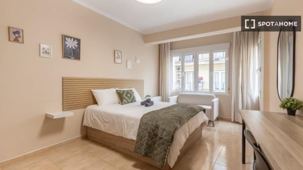 Chambre à louer dans un appartement partagé de 6 chambres à Camino de Ronda