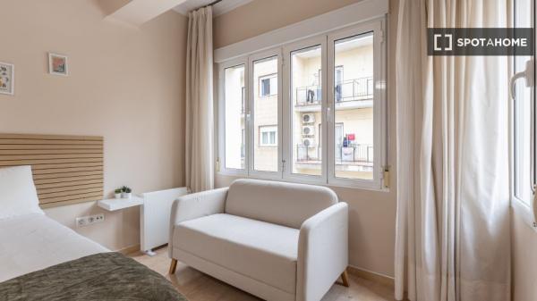 Chambre à louer dans un appartement partagé de 6 chambres à Camino de Ronda