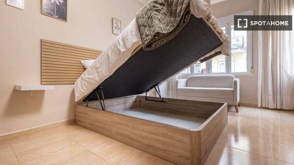 Chambre à louer dans un appartement partagé de 6 chambres à Camino de Ronda