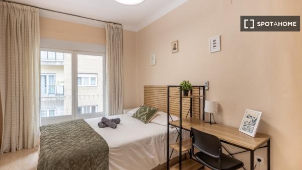 Chambre à louer dans un appartement partagé de 6 chambres à Camino de Ronda