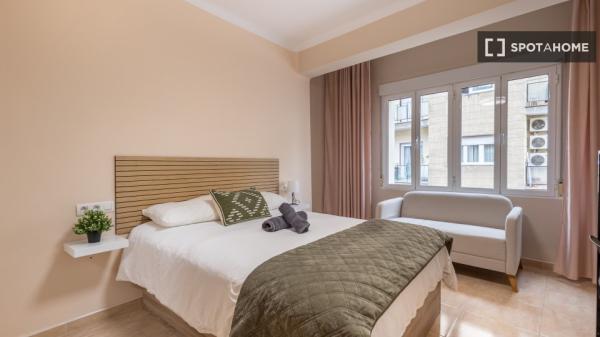 Chambre à louer dans un appartement partagé de 6 chambres à Camino de Ronda