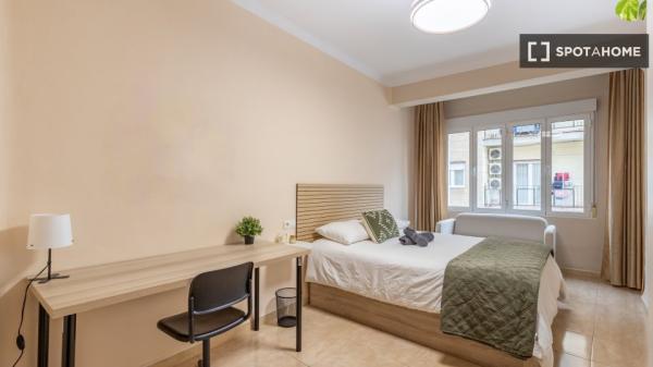 Chambre à louer dans un appartement partagé de 6 chambres à Camino de Ronda