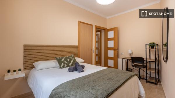 Chambre à louer dans un appartement partagé de 6 chambres à Camino de Ronda