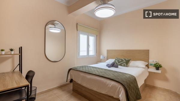 Chambre à louer dans un appartement partagé de 6 chambres à Camino de Ronda