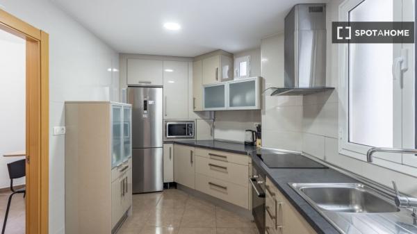 Chambre à louer dans un appartement partagé de 6 chambres à Camino de Ronda