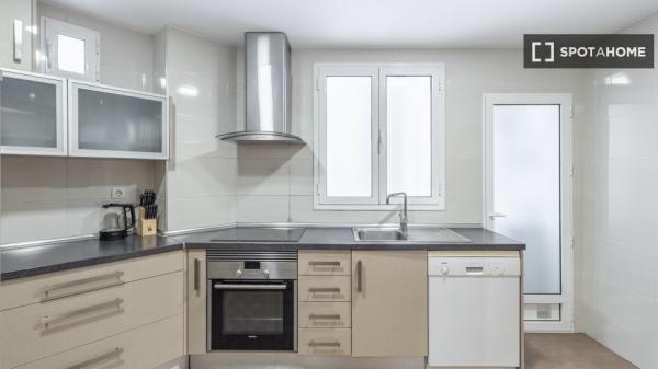 Chambre à louer dans un appartement partagé de 6 chambres à Camino de Ronda