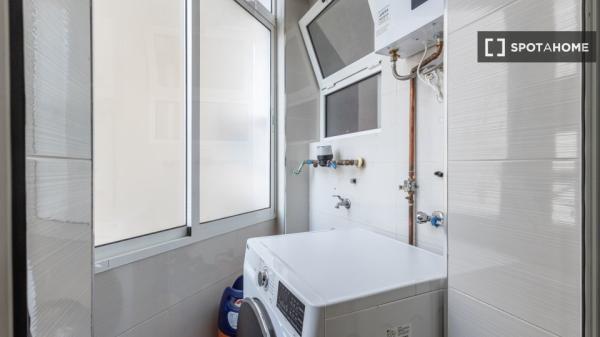 Chambre à louer dans un appartement partagé de 6 chambres à Camino de Ronda