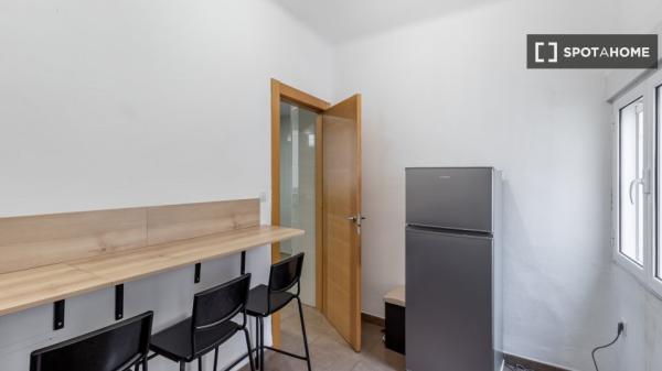 Chambre à louer dans un appartement partagé de 6 chambres à Camino de Ronda