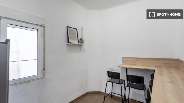 Chambre à louer dans un appartement partagé de 6 chambres à Camino de Ronda