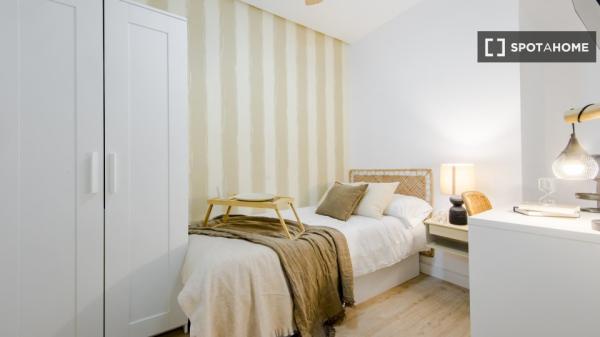 Se alquila habitación en piso compartido de 6 habitaciones, El Viso