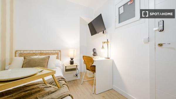 Se alquila habitación en piso compartido de 6 habitaciones, El Viso