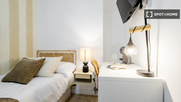 Se alquila habitación en piso compartido de 6 habitaciones, El Viso