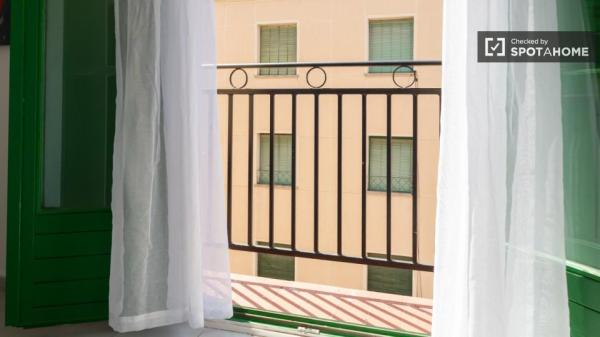 Se alquila habitación en piso compartido, Puerta del Ángel, Madrid.