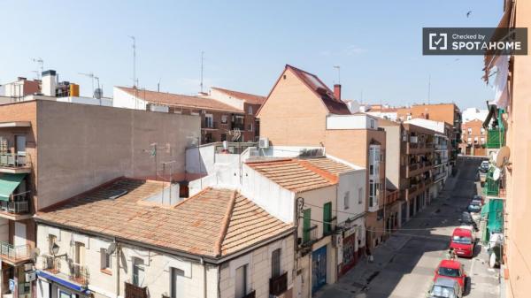 Se alquila habitación en piso compartido, Puerta del Ángel, Madrid.