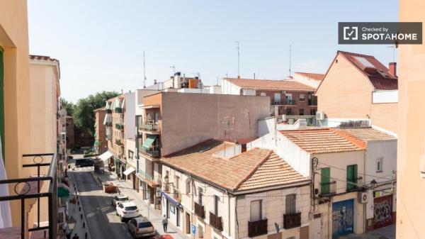 Se alquila habitación en piso compartido, Puerta del Ángel, Madrid.