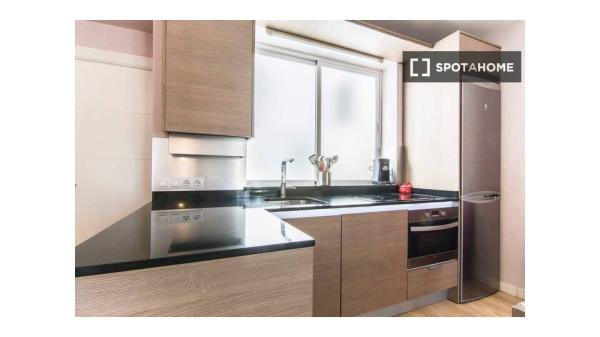 Piso de 4 dormitorios en alquiler en Palos de Moguer, Madrid