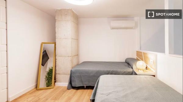 Apartamento de 2 dormitorios en alquiler en Benicalap, Valencia
