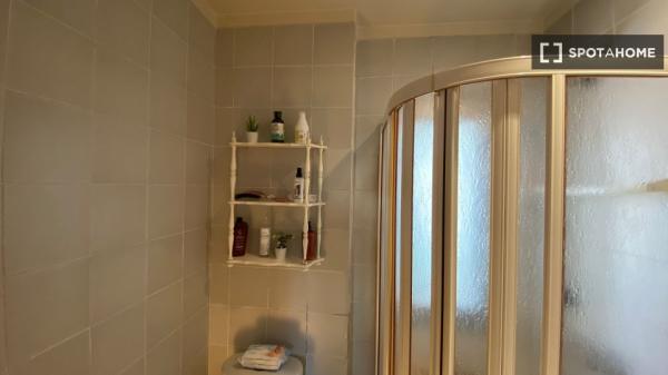 Se alquila habitación en piso compartido de 4 habitaciones en Barrio Oeste, solo estudiantes