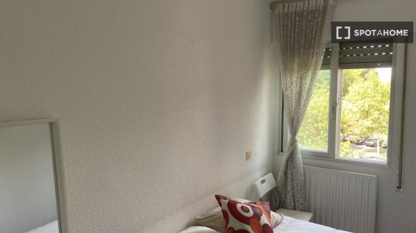 Se alquila habitación en piso compartido de 4 habitaciones en Barrio Oeste, solo estudiantes