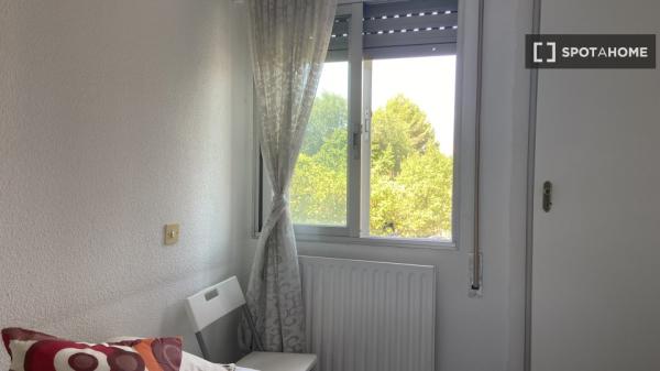 Se alquila habitación en piso compartido de 4 habitaciones en Barrio Oeste, solo estudiantes