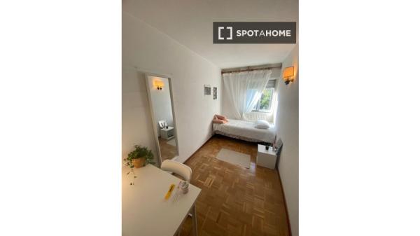 Se alquila habitación en piso compartido de 4 habitaciones en Barrio Oeste, solo estudiantes