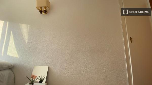 Se alquila habitación en piso compartido de 4 habitaciones en Barrio Oeste, solo estudiantes