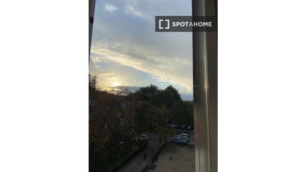 Se alquila habitación en piso compartido de 4 habitaciones en Barrio Oeste, solo estudiantes