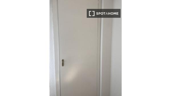 Se alquila habitación en piso compartido de 4 habitaciones en Barrio Oeste, solo estudiantes